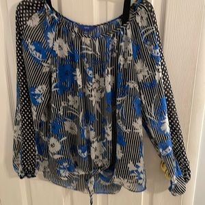 Beautiful Apt 9 ladies blouse. Size Large